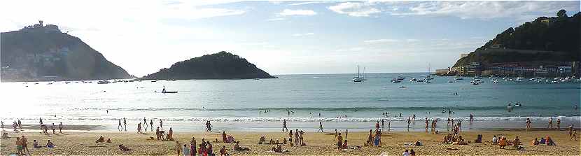 La baie de la Concha  Saint Sbastien avec les Monts Urgull ( droite) et Igueldo ( gauche), au centre l'le Santa Clara