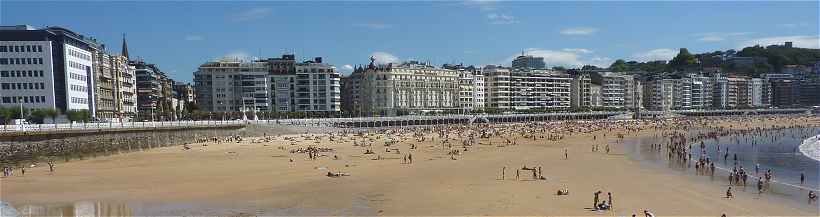 La plage de la Concha  San Sebastian, au centre l'Htel de Londres