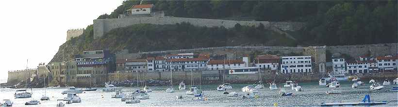 Saint Sbastien: autre vue du Port avec le Muse Naval au centre et l'Aquarium en hauteur sur la gauche