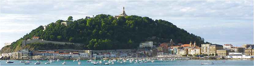 Saint Sébastien: le Mont Urgull au dessus de l'ancien port et de la vieille ville