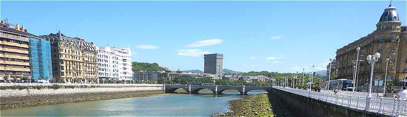 La rivire Urumea avec le Pont Santa Catalina,  gauche le quartier Gros,  droite le quartier Centro