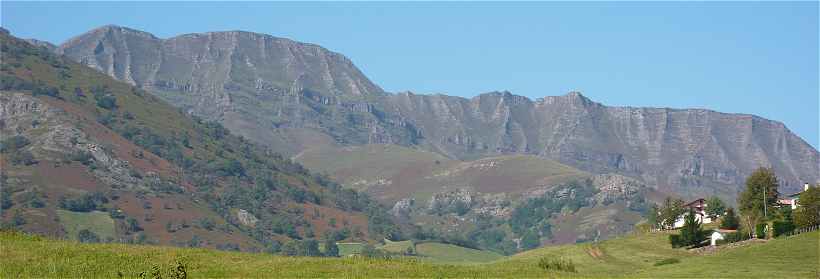 Panorama sur des montagnes prs de Saint Etienne de Bagorry