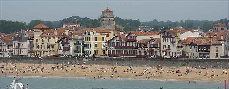 Saint Jean de Luz: les maisons avec passerelle vers la plage, en arrire-plan l'glise Saint Jean Baptiste