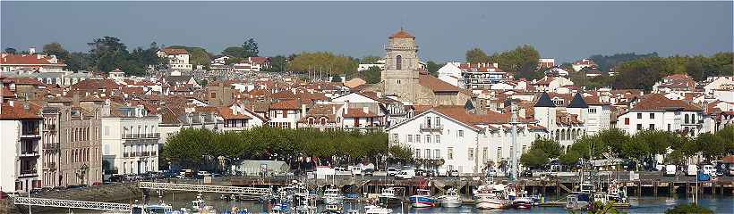 Saint Jean de Luz: l'glise Saint Jean Baptiste,  gauche Maison de l'Infante, au centre la place Louis XIV (arbres),  droite la Maison de Louis XIV