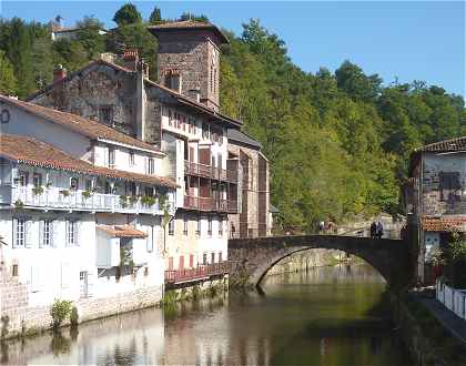 L'glise Notre-Dame du Bout du Pont et la Nive  Saint Jean Pied de Port