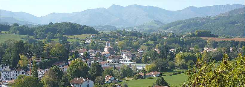 Panorama sur le village d'Uhart-Cize, la campagne et les montagnes prs de Saint Jean Pied de Port