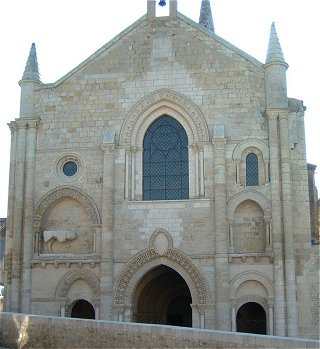 Faade de l'glise Romane d'Airvault