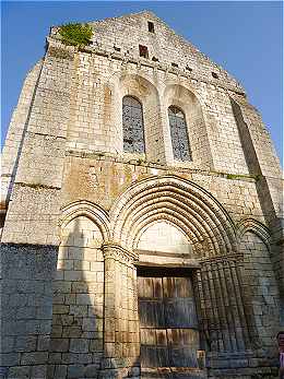 La faade de l'glise Sainte Croix