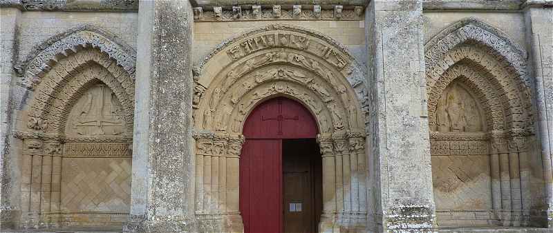 Portails de la faade de l'glise d'Aulnay avec des sculptures remarquables