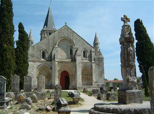 Eglise Saint Pierre d'Aulnay, faade et cimetiere avec la croix