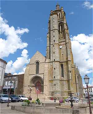 Faade et clocher de l'glise Notre-Dame