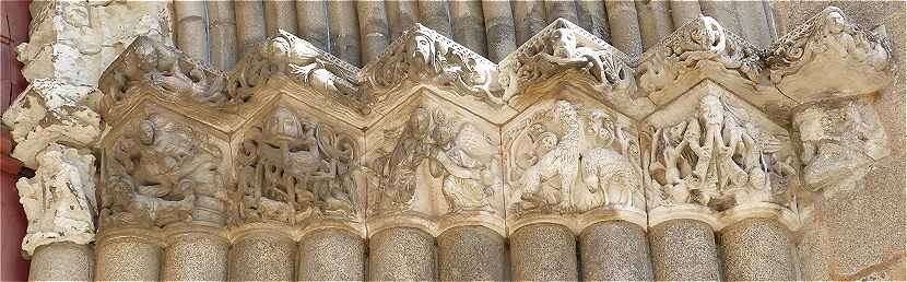 Sculptures des chapiteaux du portail de l'glise Notre-Dame