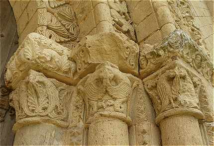 Sculptures en haut des colonnes du portail de l'glise de Chteau-Larcher