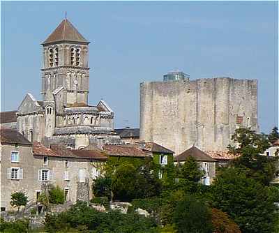 Donjon de Gouzon,  l'arrire-plan la Collgiale Saint Pierre