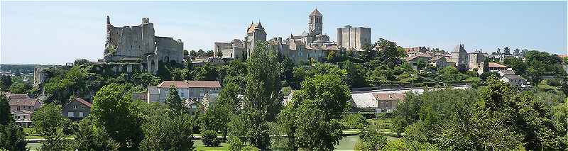 Vue panoramique sur la La Ville Haute avec les chateaux de Chauvigny et la Collgiale Saint Pierre