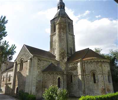 Chevet, transept et clocher de l'église Saint Nicolas de Civray