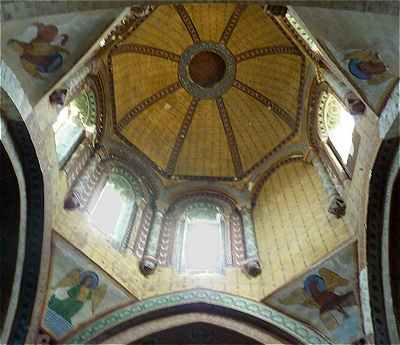 Coupole au dessus de la croisée du transept dans l'église Saint Nicolas de Civray