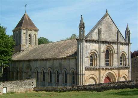 Faade et nef de l'glise Saint Hilaire de Melle