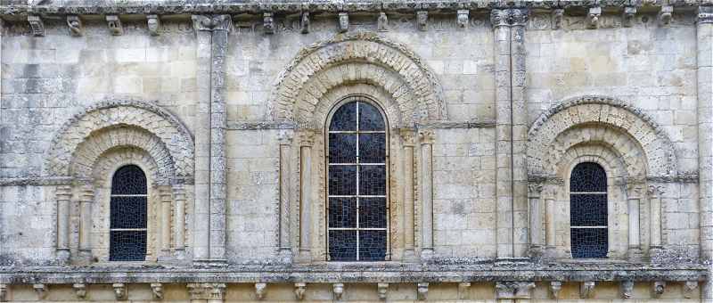 Premier tage de la faade Ouest de l'glise Saint Hilaire de Melle