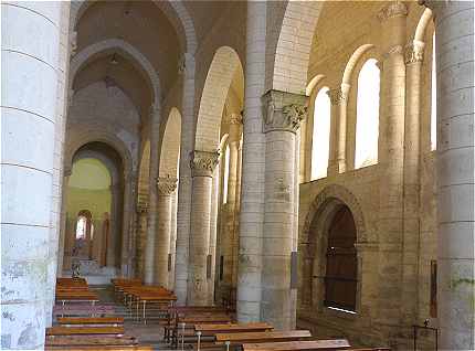 Nef et collatral de l'glise Saint Hilaire de Melle