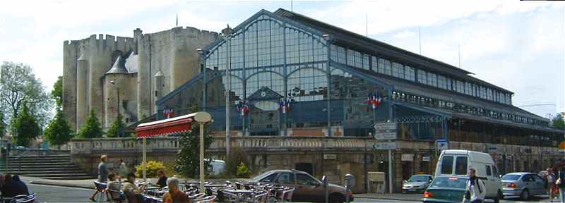 La place des Halles  Niort: le March couvert et  l'arrire-plan le chteau