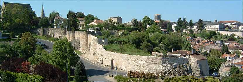 Les remparts de la ville ancienne de Parthenay cte Est