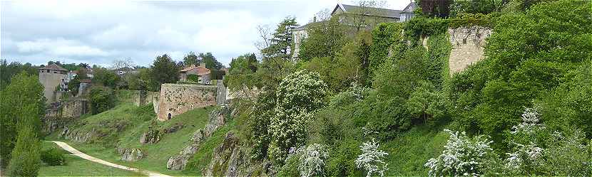 Les remparts de la ville ancienne de Parthenay cte Ouest