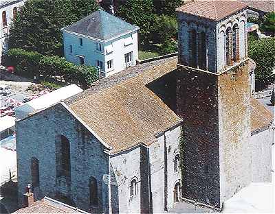 Vue d'ensemble de l'glise Sainte Croix  Parthenay