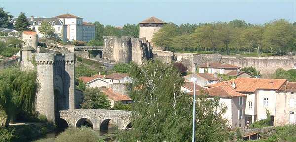 Porte Saint Jacques et le chateau  Parthenay