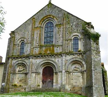 Faade de l'glise Saint Pierre de Parthenay le Vieux