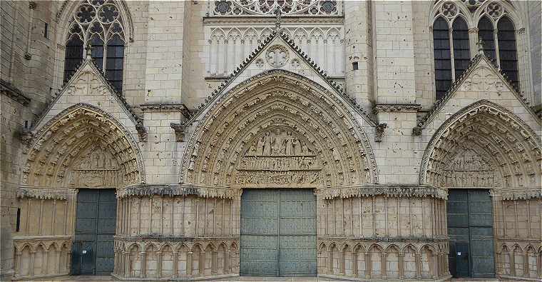 Rez-de-chausse de la faade de la cathdrale Saint Pierre de Poitiers