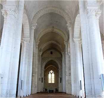 Nef centrale de l'église Sainte Eulalie de Secondigny