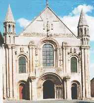 Façade de l'église abbatiale à Saint Jouin de Marnes