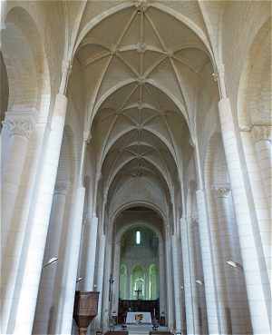 Nef de l'glise de Saint Jouin de Marnes