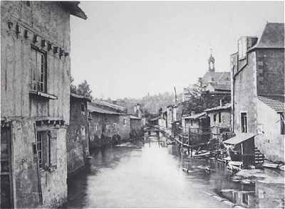 Saint Maixent l'Ecole: Tanneries le long de la Sèvre Niortaise à la fin du XIXème siècle