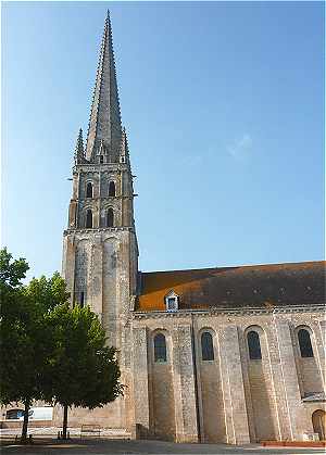 Clocher et nef de l'glise abbatiale de Saint Savin