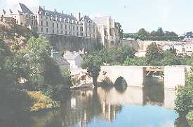 Le chteau de Thouars au-dessus du Thouet