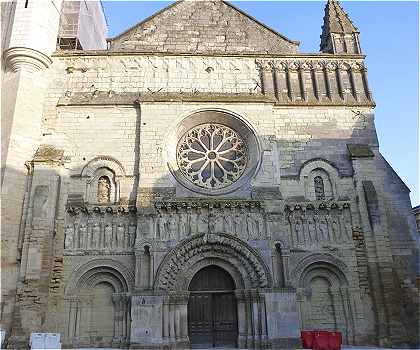 Façade de l'église Saint Médard de Thouars