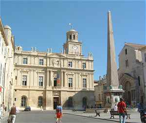 Arles: l'Oblisque sur la place de la Rpublique,  gauche la faade de Saint Trophime