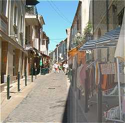 Une rue pitonne de Vaison la Romaine