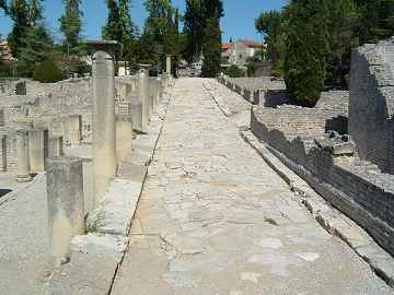 Vaison la Romaine: la rue des boutiques