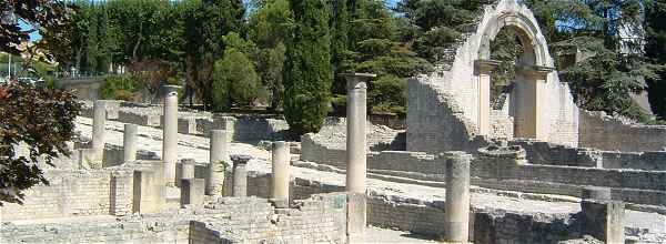 Colonnes supportant l'abri du ct Ouest de la rue des boutiques