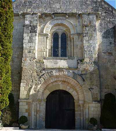 Faade de l'glise de Ferrire-Laron