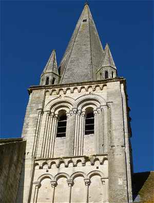 Haut du clocher de l'glise Saint Mandet et Saint Jean de Ferrire-Laron