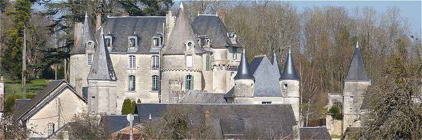 Château de La Celle-Guénand avec ses tourelles