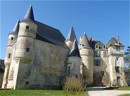 Chteau de La Celle-Gunand avec  gauche le Chtelet et  droite la tour carre