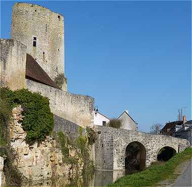 Donjon et douves du chteau de Le Chtelier