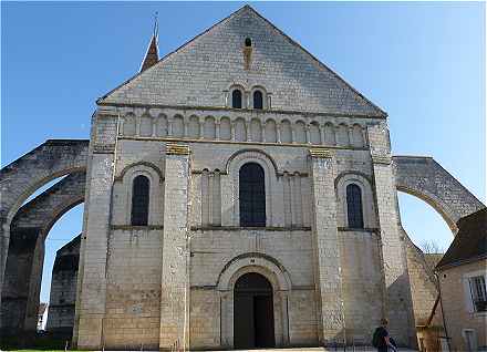 Faade de l'glise Saint Pierre de Preuilly sur Claise