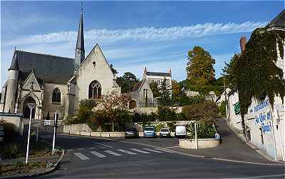 Au centre de de Saint Cyr, l'église Saint Cyr et Sainte Julitte