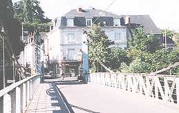 La passerelle venant de Tours sur l'emplacement du vieux Pont